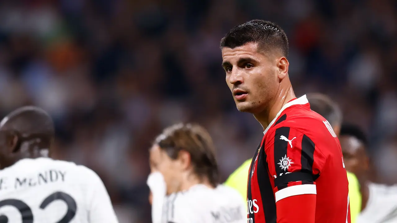 El delantero del AC Milan &Aacute;lvaro Morata, ante el Real Madrid en la Champions League 2024/25. / Dennis Agyeman