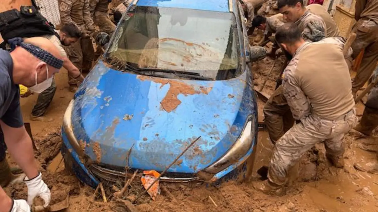 Varios militares ayudando a sacar un coche del lodo. / Red x