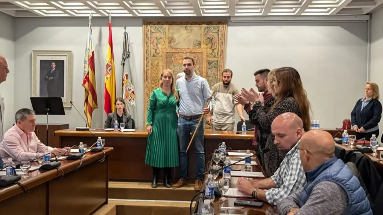 Imagen de Roc&iacute;o Cortes (PP) y Mario S&aacute;nchez (PSOE), este martes, durante la entrega de la vara de mando en el Ayuntamiento de Requena PSOE REQUENA