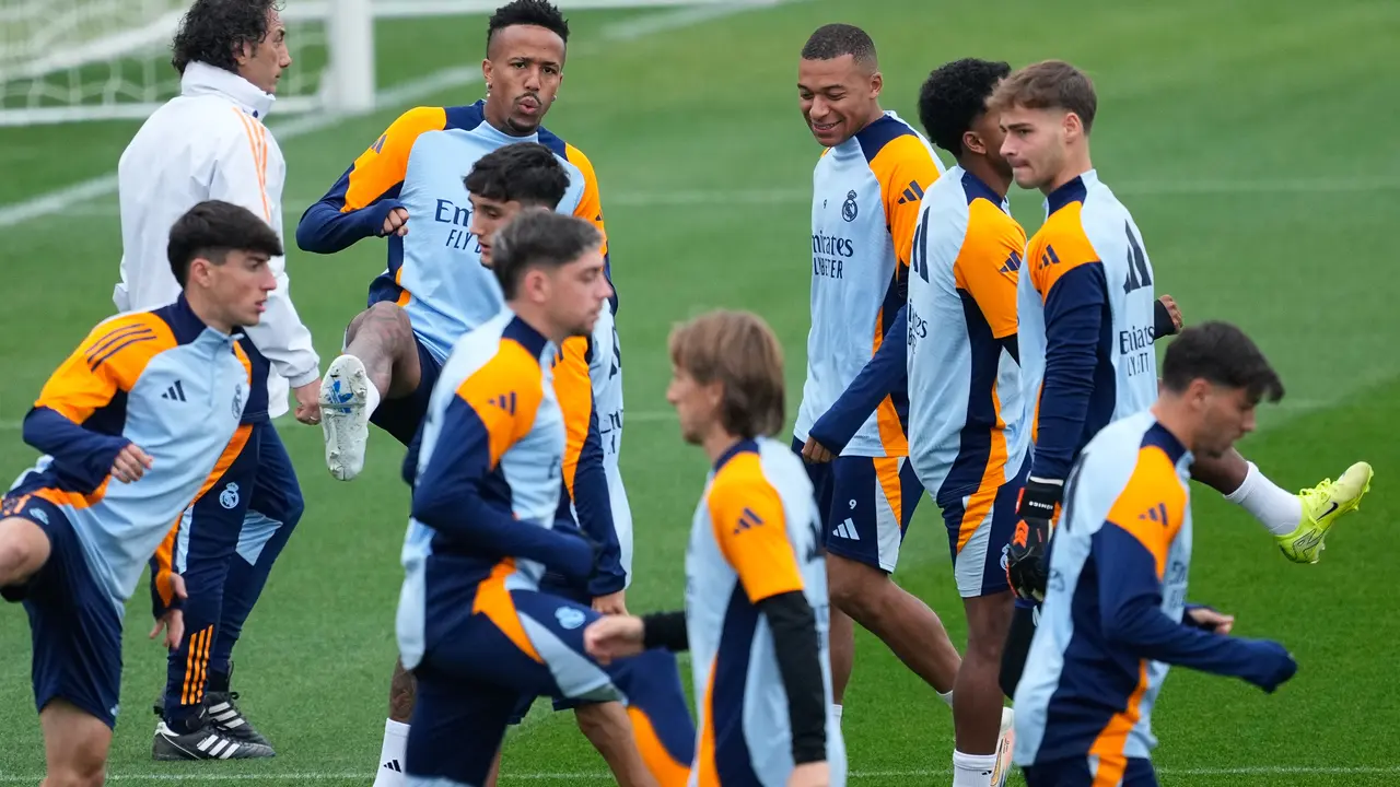 Los jugadores del Real Madrid durante el entrenamiento en Valdebebas. / EP