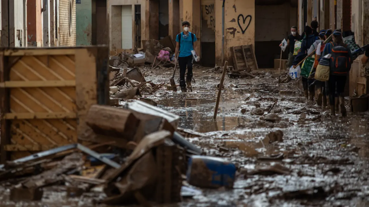 Varias personas en una de las zonas afectadas por la DANA, a 8 de noviembre de 2024, en Paiporta, Valencia, Comunidad Valenciana (Espa&ntilde;a). Diez d&iacute;as despu&eacute;s de la tragedia, los servicios de emergencia apuran hasta el l&iacute;mite la b&uacute;squeda de desaparecidos por la DANA en Valencia. El n&uacute;mero de v&iacute;ctimas mortales se mantiene en 219 y los desaparecidos por el momento, son 78. Hoy, el Gobierno ha anunciado que el pr&oacute;ximo Consejo de Ministros aprobar&aacute; nuevas ayudas para los afectados de la DANA, que se van a poder devolver en cinco o siete a&ntilde;os.

Alejandro Mart&iacute;nez V&eacute;lez / Europa Press
08 NOVIEMBRE 2024;DANA;TEMPORAL;EMERGENCIA;V&Iacute;CTIMAS;LLUVIA
08/11/2024
