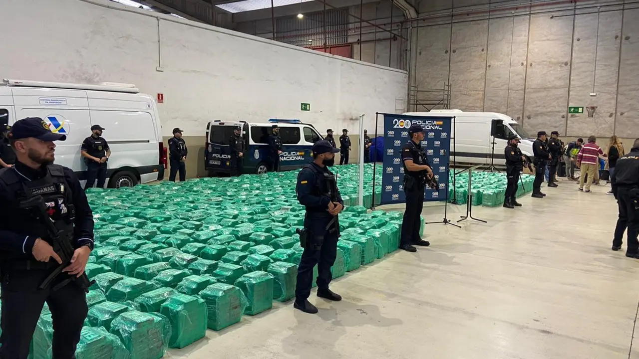 Droga intervenida por la Polic&iacute;a en la operaci&oacute;n de la que se ha derivado la detenci&oacute;n del jefe de la Secci&oacute;n de Delitos Econ&oacute;micos de la Jefatura Superior de Polic&iacute;a Nacional en Madrid. / x
