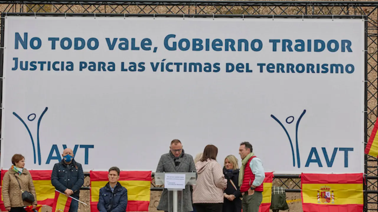 La Asociaci&oacute;n de V&iacute;ctimas del Terrorismo cpn un cartel en contra de la nueva ley que favorecer&aacute; a los etarras. / EP