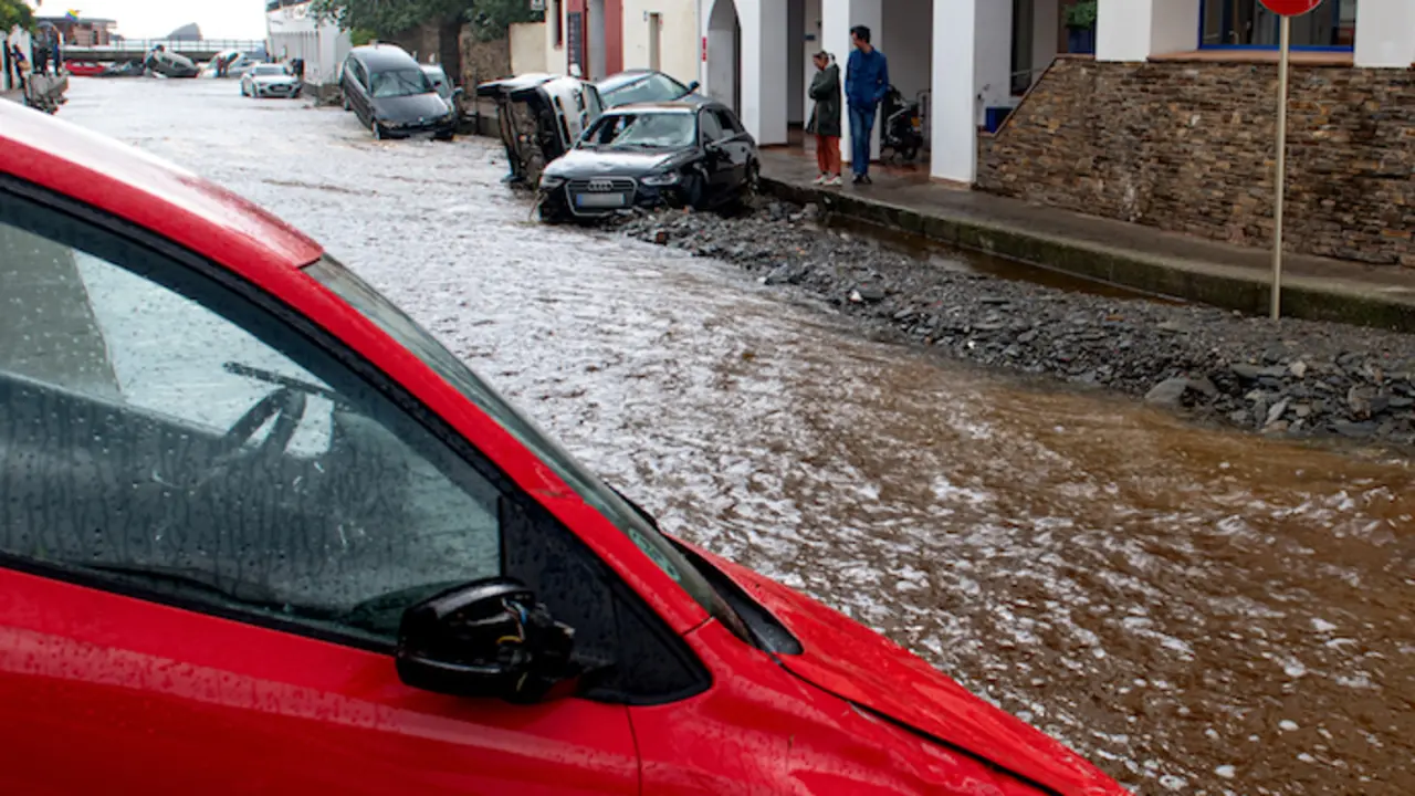 Coches arrastrados por la riera en Cadaqu&eacute;s. / EP