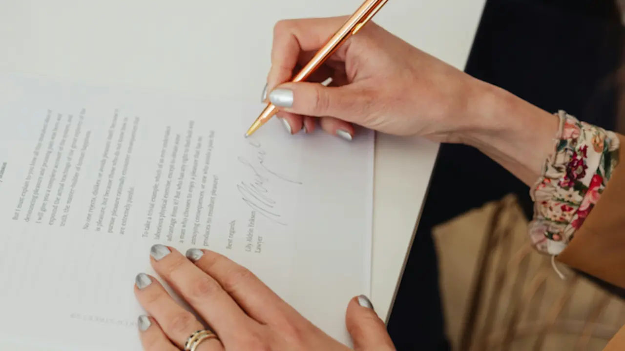 Una persona firmando un contrato. / A.E