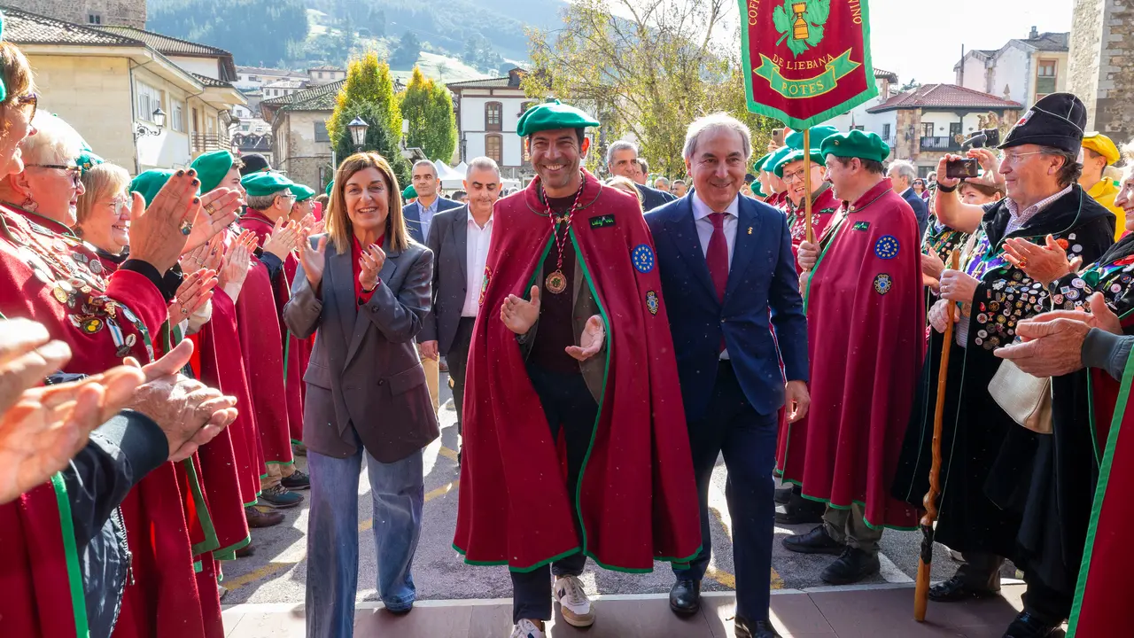 Potes celebra su Fiesta del Orujo y recibe a Quico Taronj&iacute; como Orujero Mayor. /  Miguel L&oacute;pez