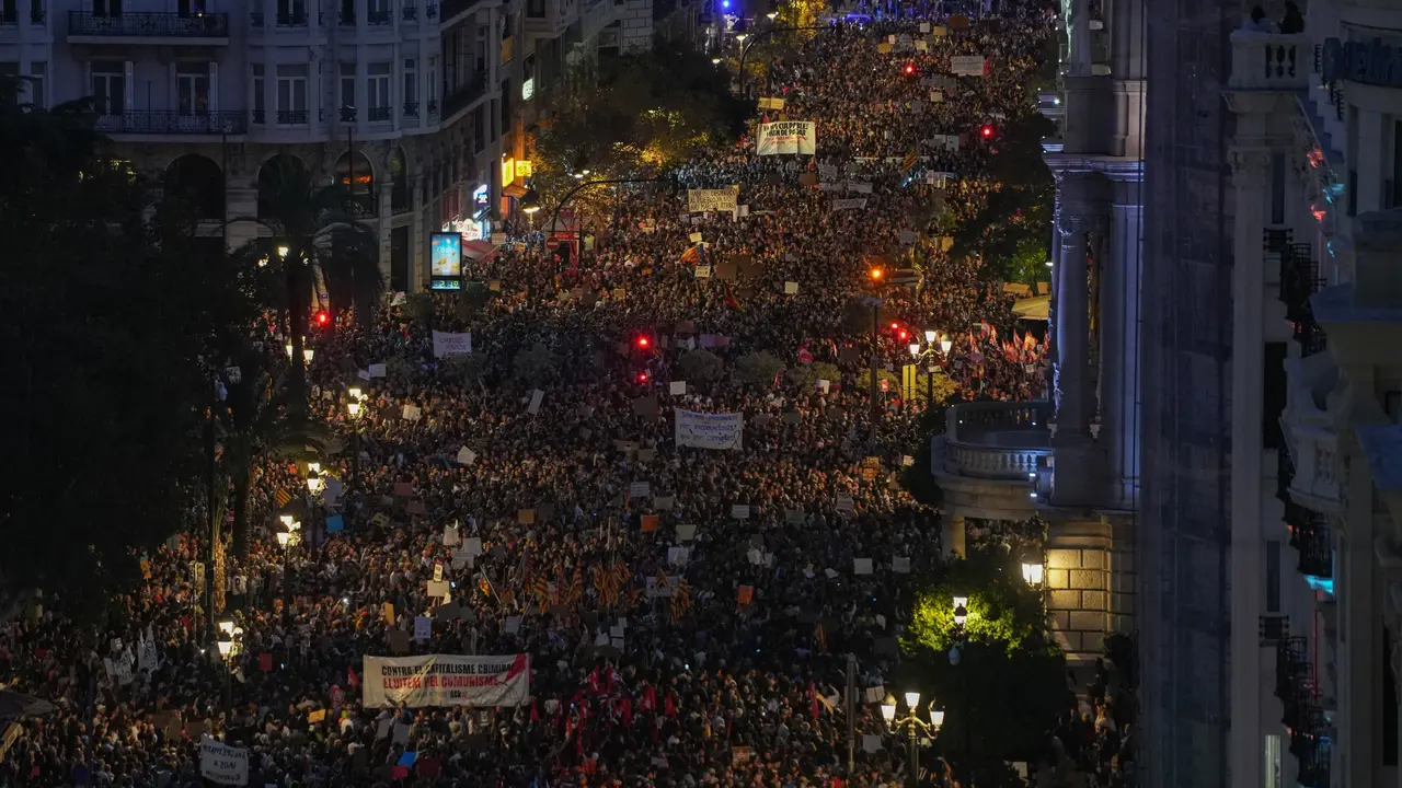 Manifestaci&oacute;n en Valencia para protestar por la gesti&oacute;n de la DANA. / Jorge Gil