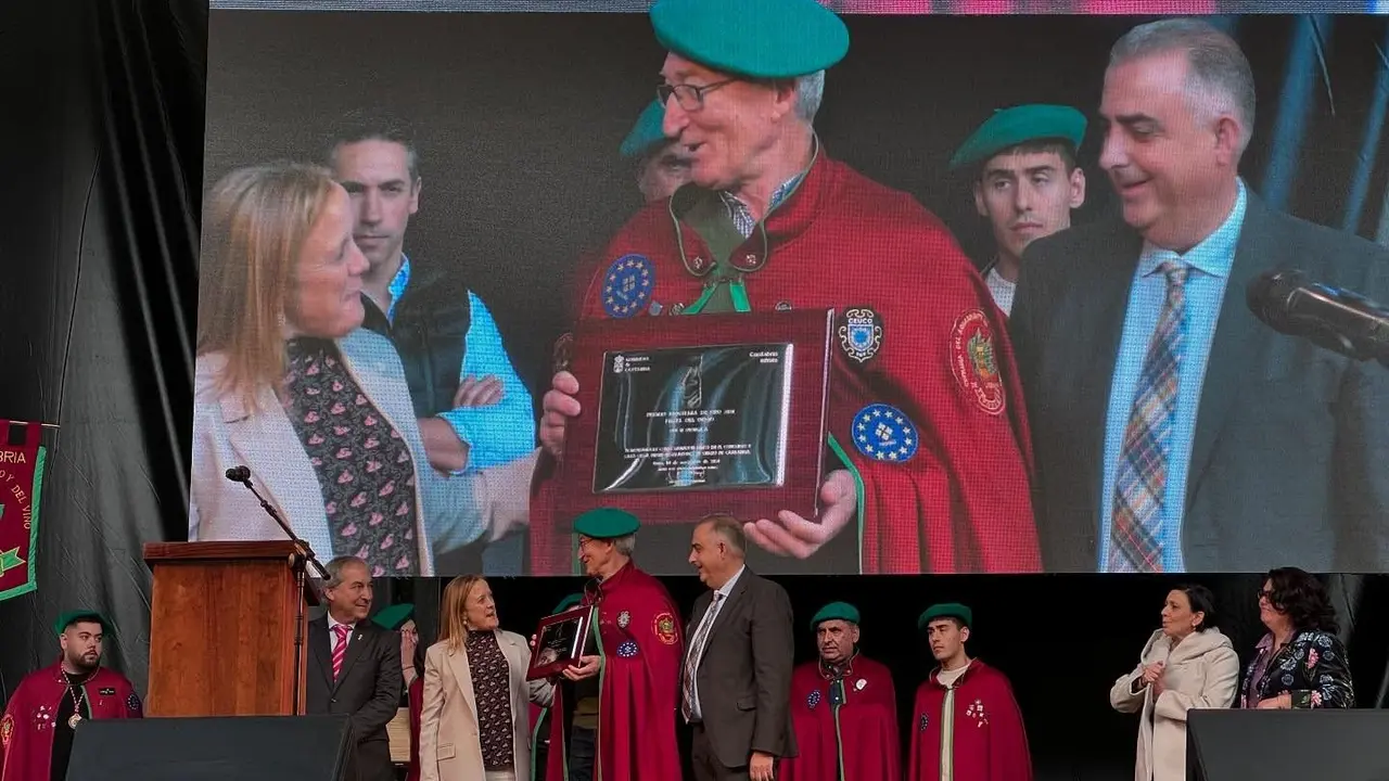 Momento en el que hacen entrega de la Alquitara de Oro. / PS