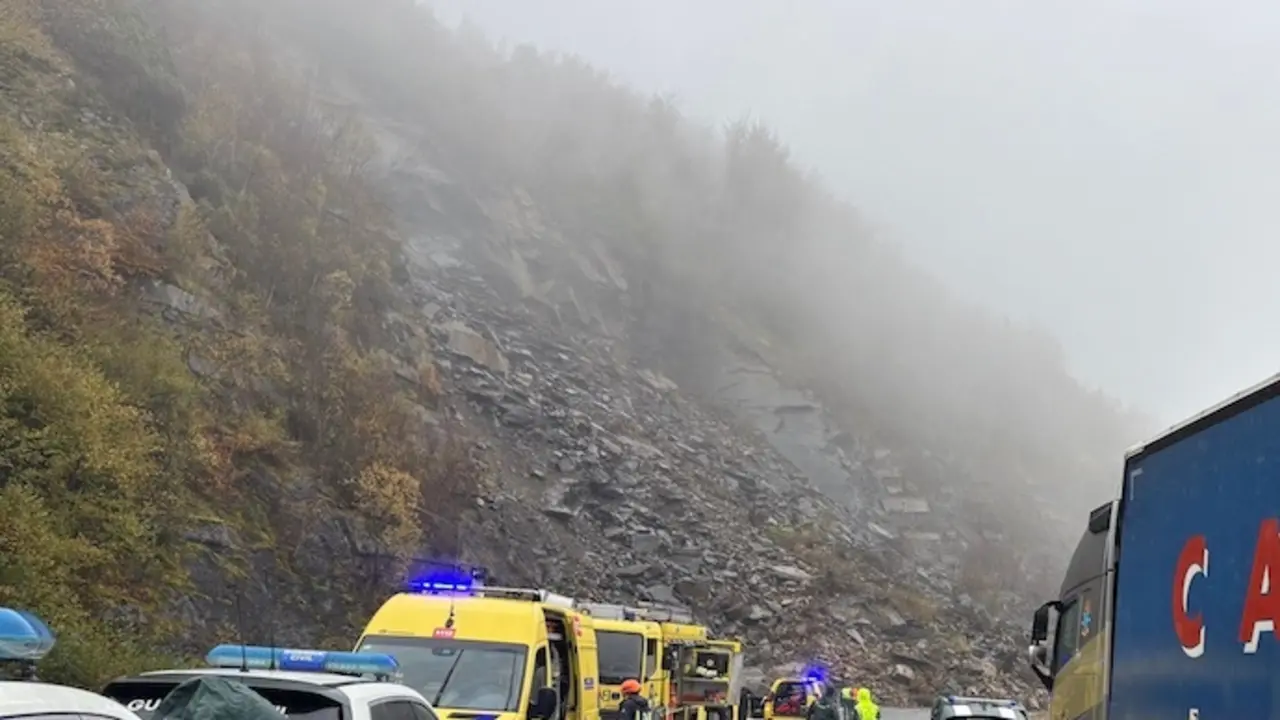 Cortada la AP-66 entre Le&oacute;n y Asturias por un desprendimiento de tierra y piedras. / EP