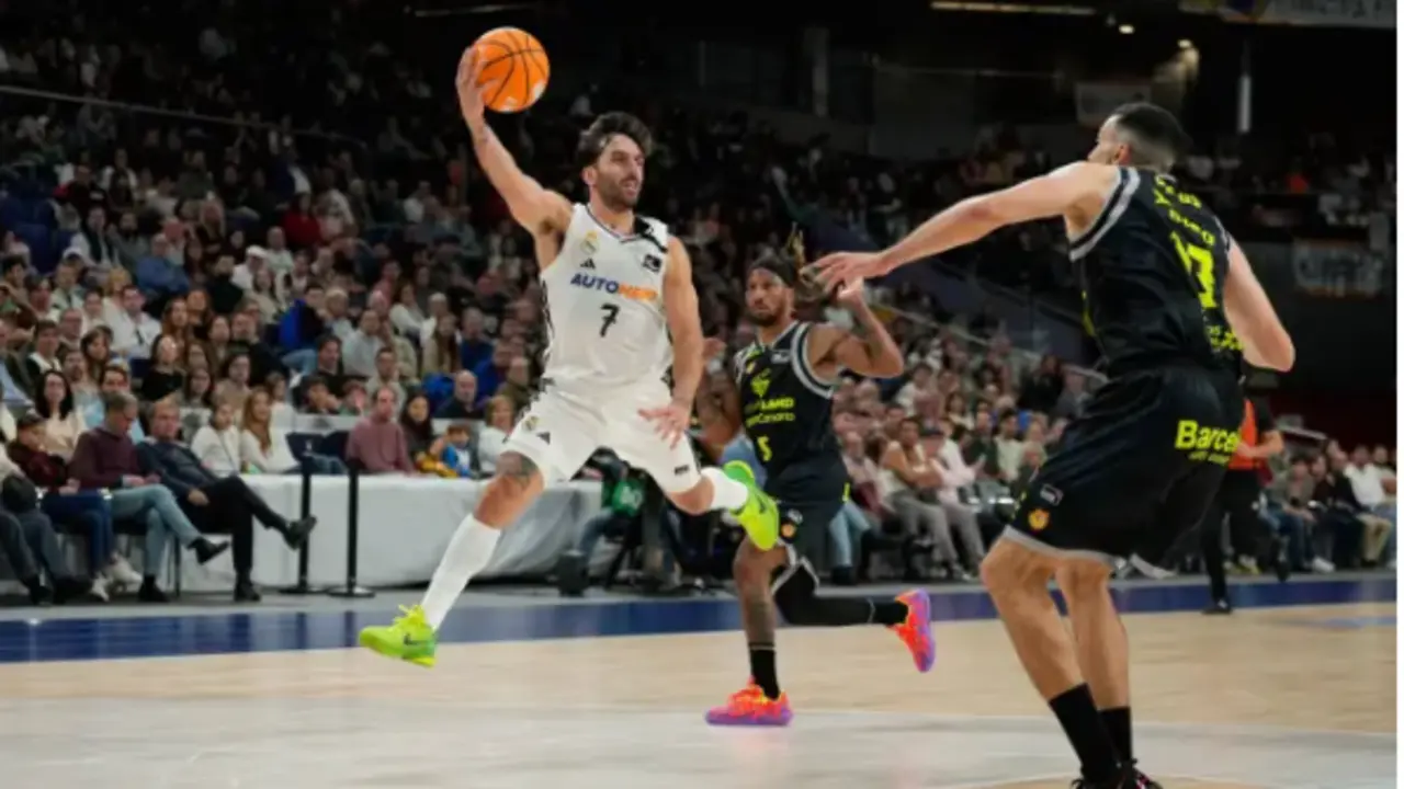 El jugador del Real Madrid, Facundo Campazzo, se dispone a dar un pase en salto. / ACB PHOTO
