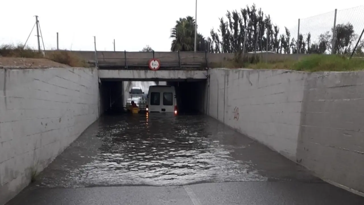 Una furgoneta atrapada en un t&uacute;nel de Alfafar. / EP