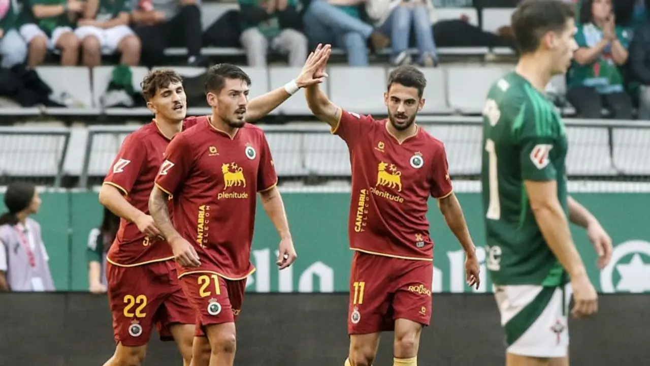 Andr&eacute;s y Pablo Rodriguez celebran el gol del de Aguadulce. / L.H.