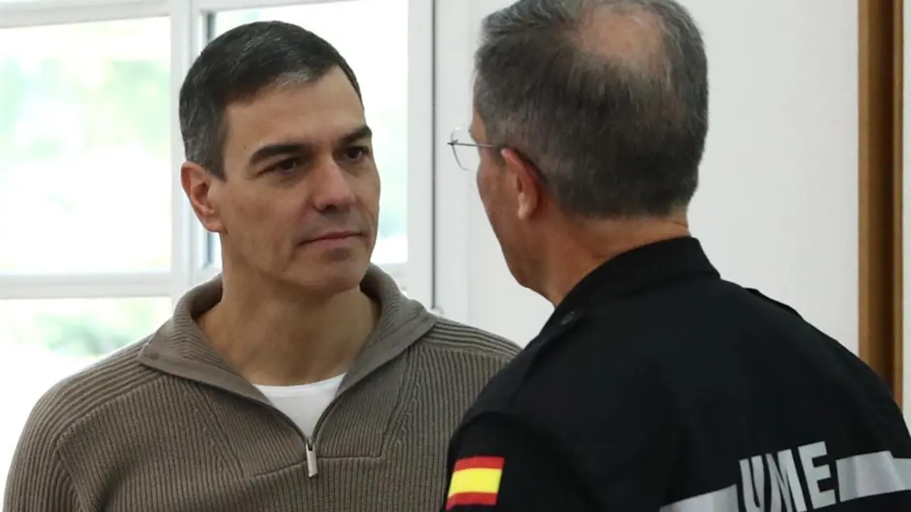 El presidente del Gobierno, Pedro S&aacute;nchez preside este domingo el Comit&eacute; de crisis para el seguimiento de los efectos de la dana en la Moncloa. EFE/Moncloa/Fernando Calvo / SOLO USO EDITORIAL/SOLO DISPONIBLE PARA ILUSTRAR LA NOTICIA QUE ACOMPA&Ntilde;A (CR&Eacute;DITO OBLIGATORIO)