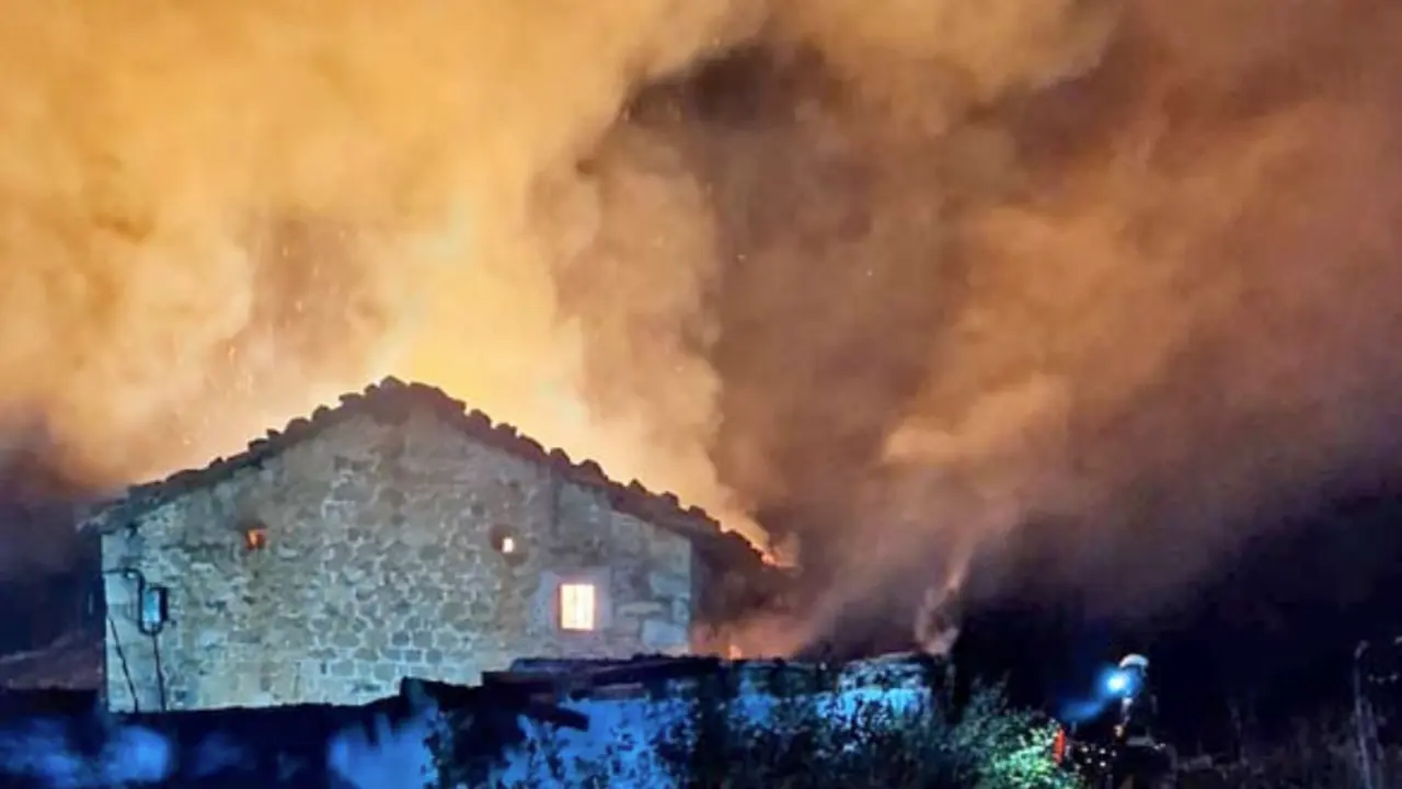 El incendio de la vivieda produjo una gran columna de humo. / alerta