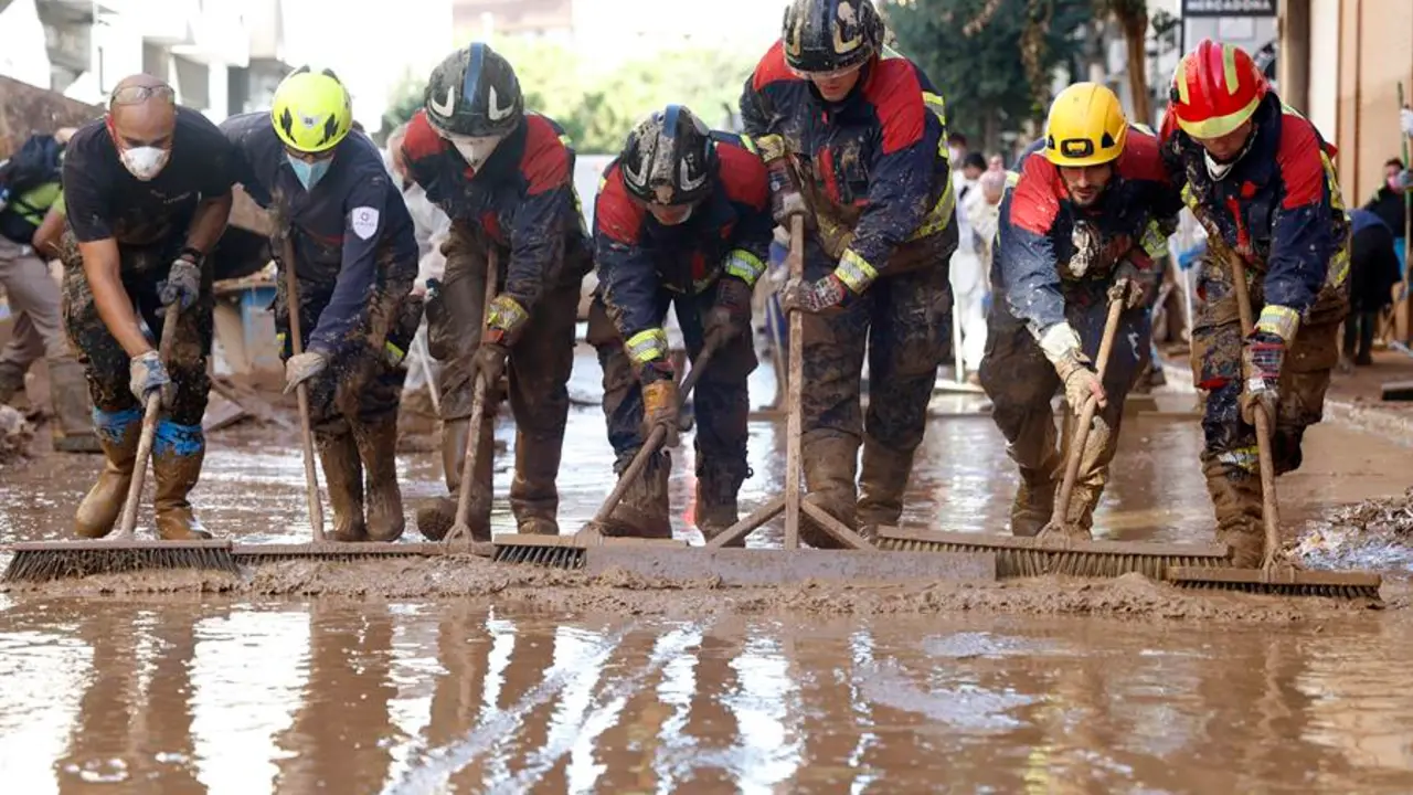 CATARROJA (VALENCIA), 10/11/2024.-Decenas de voluntarios continuan extrayendo lodo de las calles, este domingo, en la poblaci&oacute;n de l`horta Sud de Catarroja. Doce d&iacute;as despu&eacute;s de la dana, los servicios de emergencia siguen buscando a personas desaparecidas en Valencia e intentan dotar a la zona de servicios b&aacute;sicos, mientras miles de voluntarios colaboran sin descanso en los pueblos arrasados por el agua y se encara una semana que traer&aacute; la paulatina reapertura de comunicaciones con el &aacute;rea metropolitana y el centro de Espa&ntilde;a.- EFE/Miguel &Aacute;ngel Polo