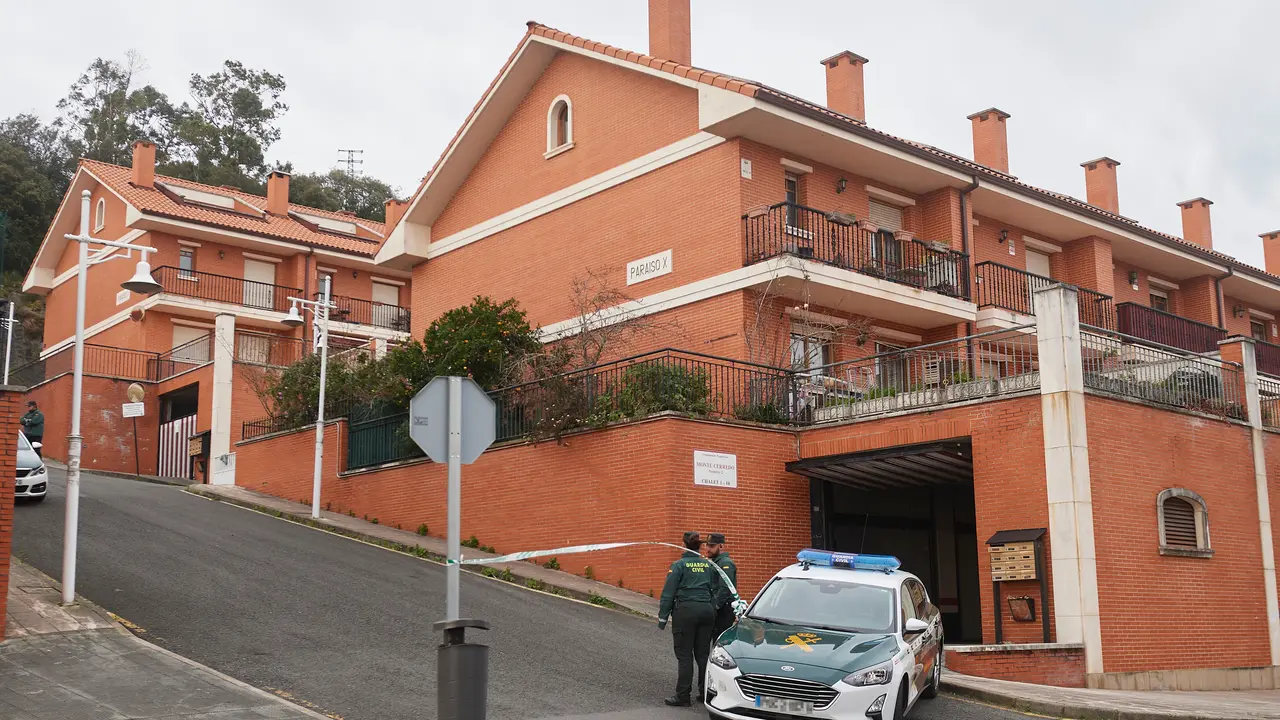Un coche de la Guardia Civil frente a la vivienda donde han hallado el cuerpo sin vida de una mujer en Castro. / C. Ortiz