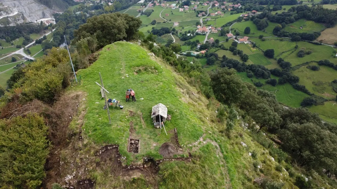 Excavaci&oacute;n en los restos del castillo de Monte Castillo. / A.E.