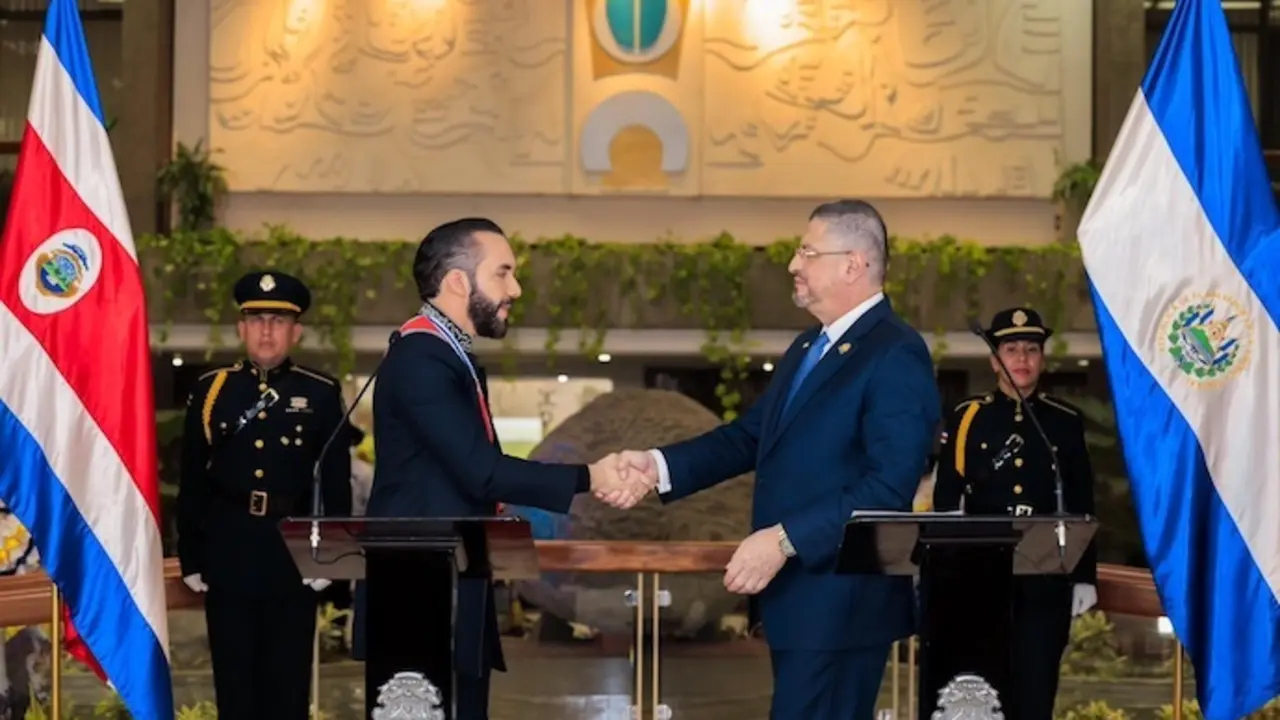 El presidente de El Salvador, Nayib Bukele, y su hom&oacute;logo costarricense, Rodrigo Chaves. / Presidencia de El Salvador