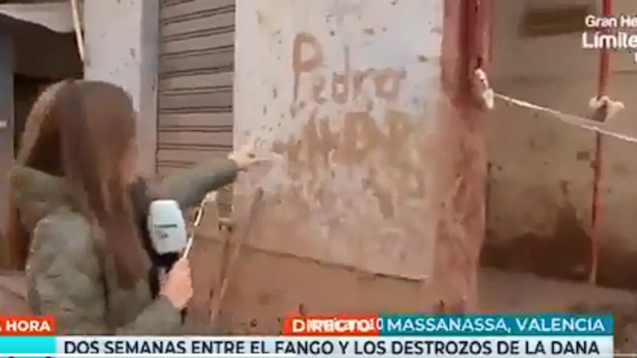 Momento en el que la reportera ense&ntilde;a la pintada. / Red X