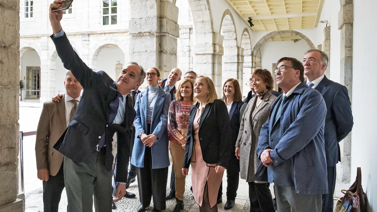 La consejera Isabel Urrutia present&oacute; las cuentas de su departamento a los grupos del Parlamento de Cantabria. / Alerta