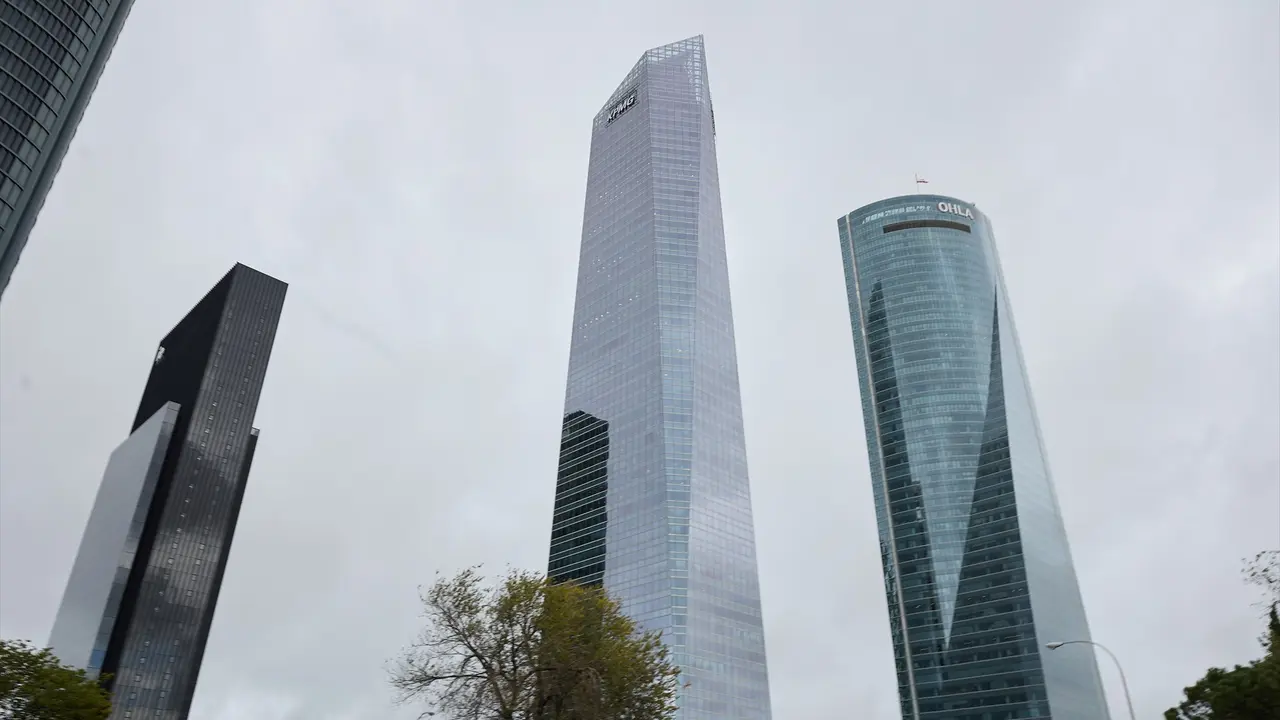 La Torre de Cristal entre las otras tres torres. / Jes&uacute;s Hell&iacute;n