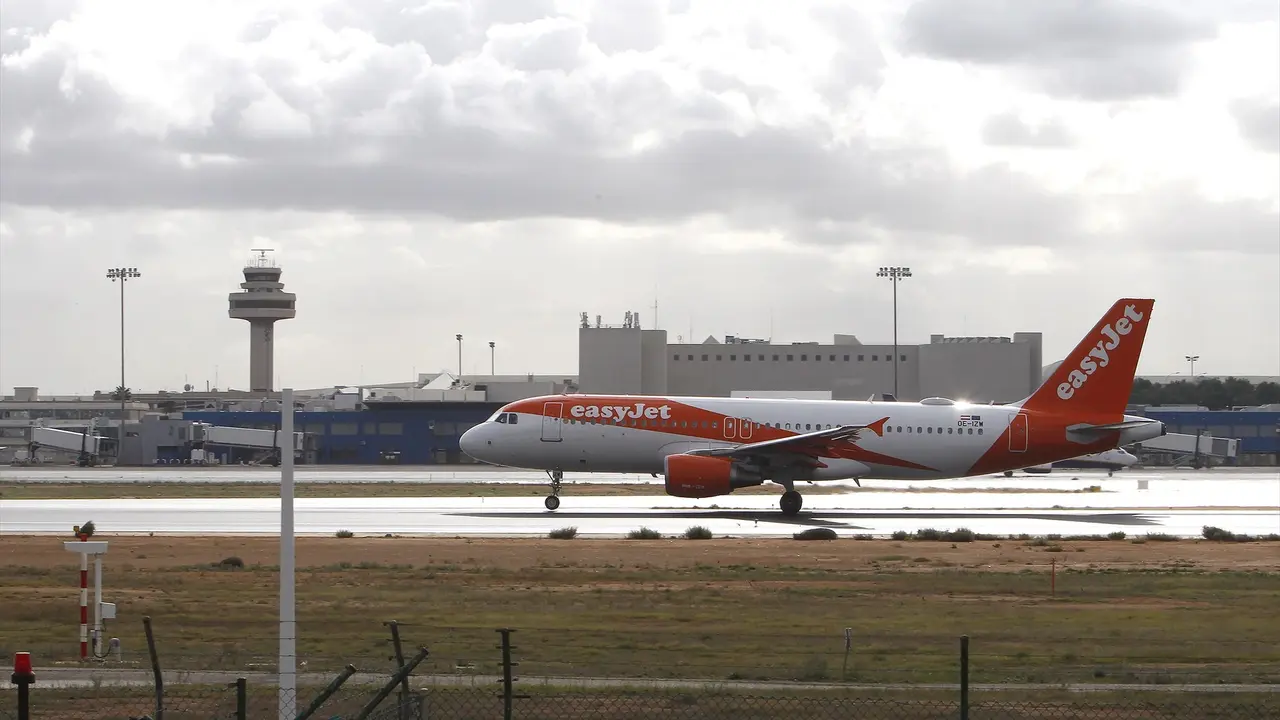 Un avi&oacute;n en una de las pistas del aeropuerto de Palma. / Isaac Buj