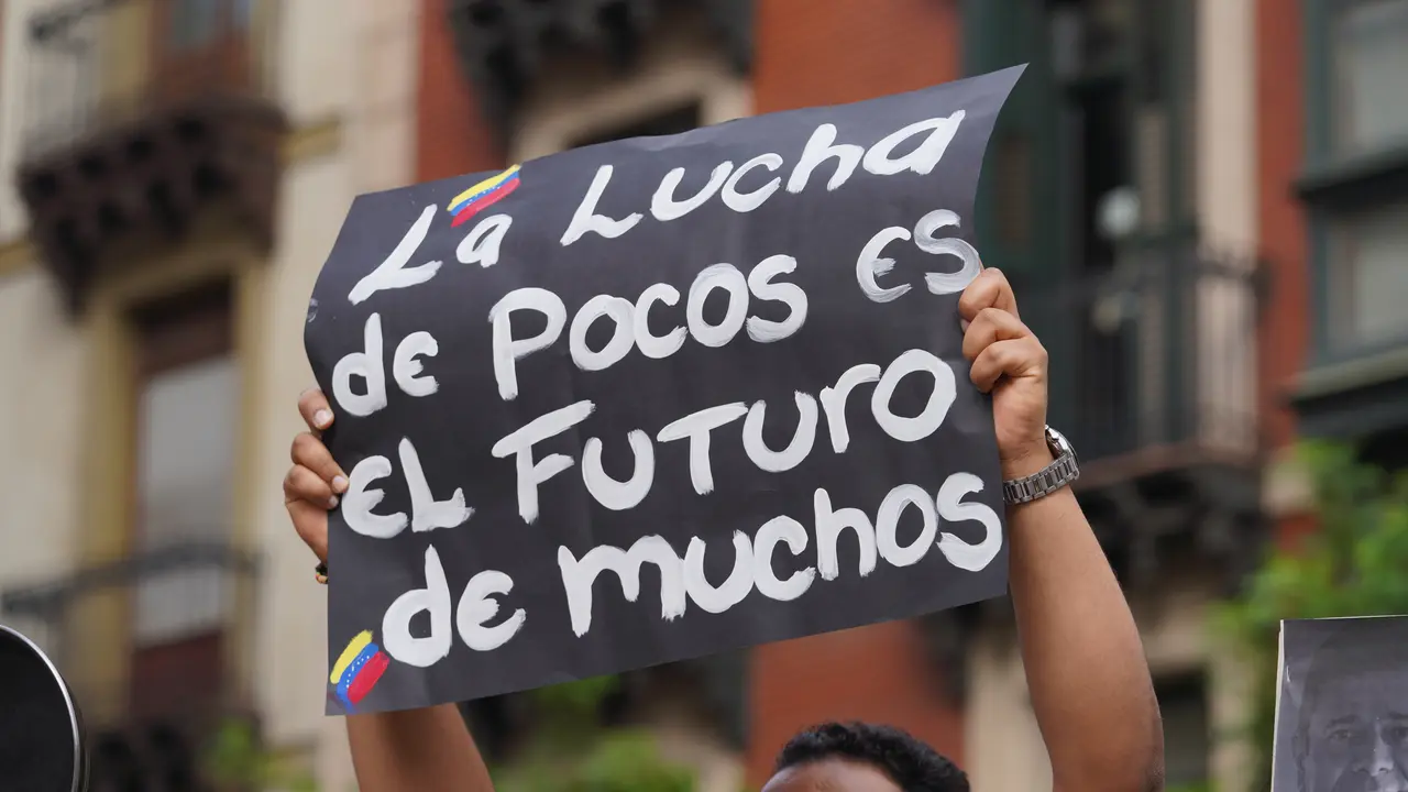 Un hombre con un cartel durante una cacerolada. / I&ntilde;aki Berasaluce
