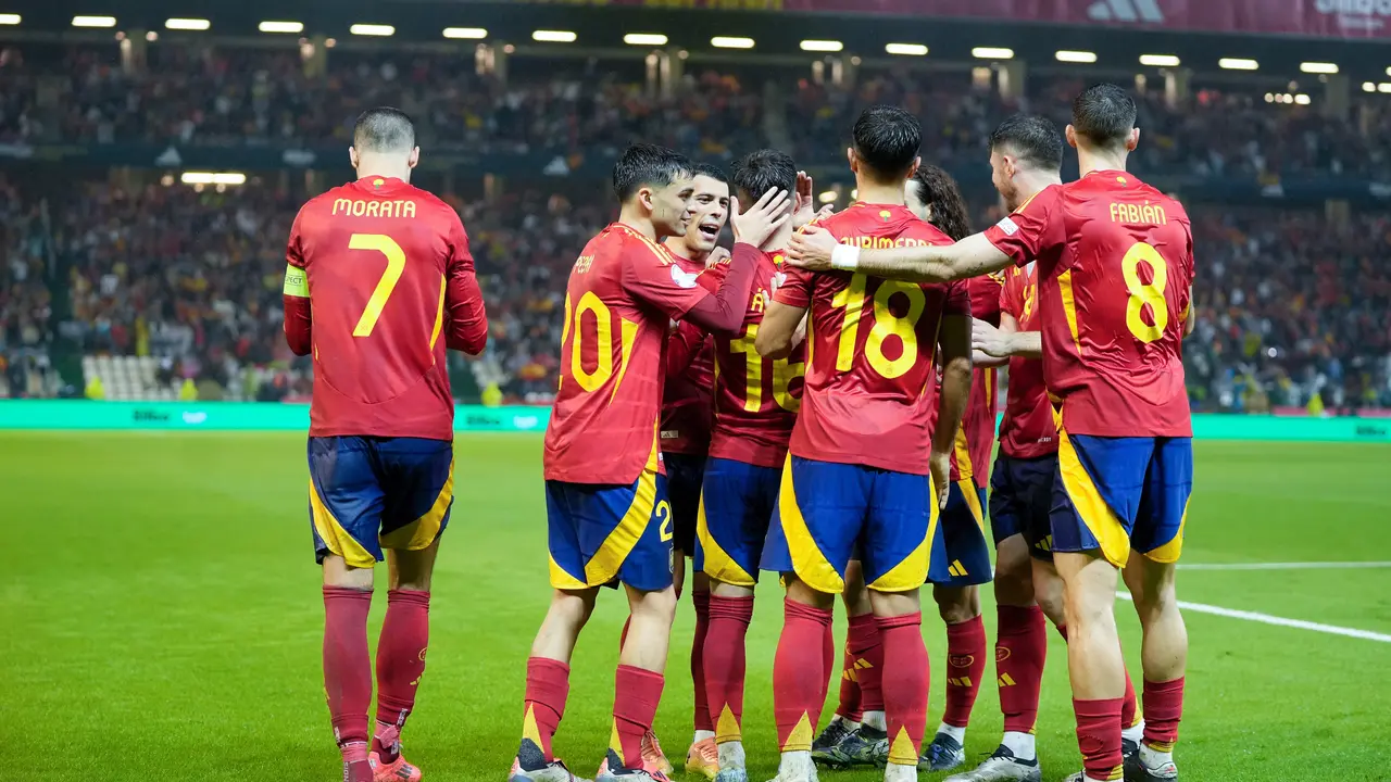 Espa&ntilde;a celebra el gol de &Aacute;lex Baena ante Serbia. / EP