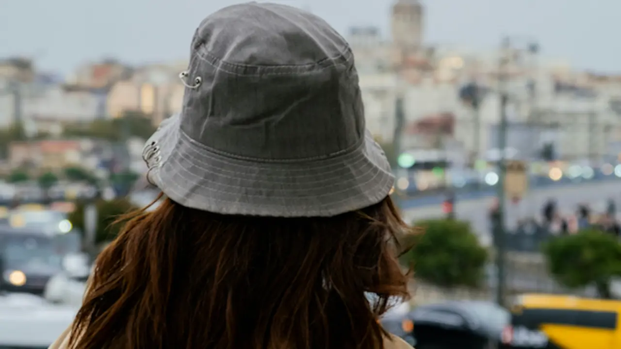 Una persona da un paseo en un d&iacute;a nublado. / A.E