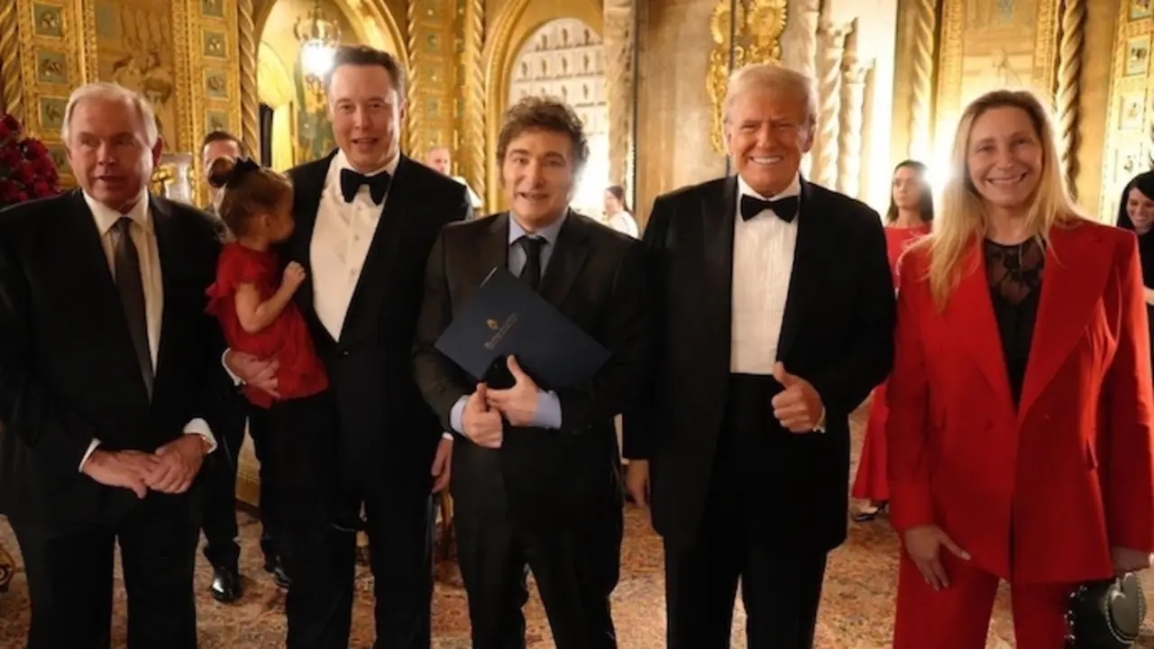El presidente de Argentina, Javier Milei, junto al presidente electo de Estados Unidos, Donald Trump, y el multimillonario Elon Musk. / MANUEL ADORNI