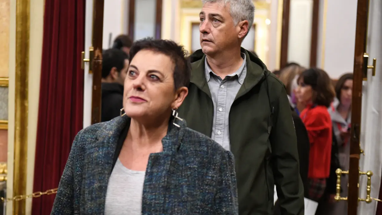 La portavoz de EH BIldu, Mertxe Aizpurua (i) y el diputado de EH BIldu, Oskar Matute. / Fernando S&aacute;nchez