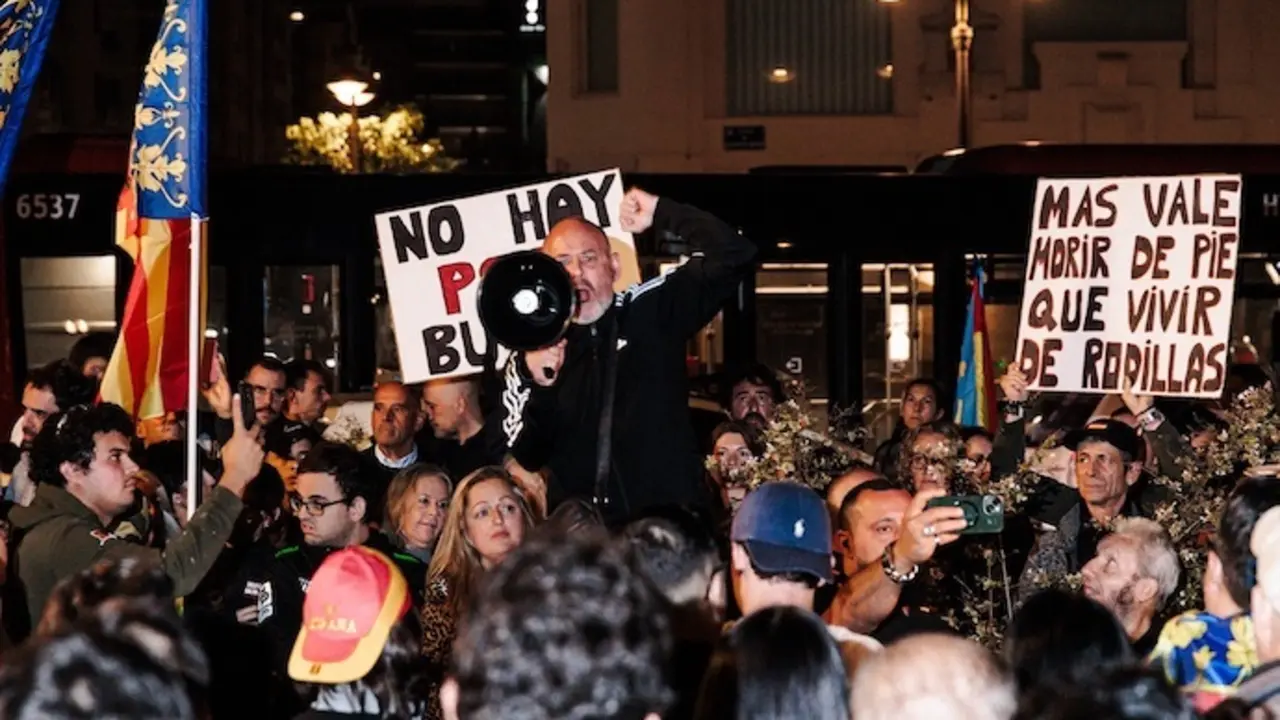Decenas de personas durante una manifestaci&oacute;n contra S&aacute;nchez y Maz&oacute;n en la Plaza de San Agust&iacute;n, a 16 de noviembre de 2024, en Valencia, Comunidad Valenciana (Espa&ntilde;a). La organizaci&oacute;n juvenil de extrema derecha Revuelta ha convocado manifestaciones en Madrid y Valencia para exigir la dimisi&oacute;n del presidente del Gobierno, Pedro S&aacute;nchez, y del presidente de la Generalitat Valenciana, Carlos Maz&oacute;n, por su gesti&oacute;n de la cat&aacute;strofe provocada por la DANA en Valencia.

Carlos Luj&aacute;n / Europa Press
16 NOVIEMBRE 2024;MANI;MANIFESTACI&Oacute;N;REVUELTA;PROTESTA;DANA;DIMISI&Oacute;N;VAL&Egrave;NCIA;CONCENTRACI&Oacute;N;GESTI&Oacute;N
16/11/2024