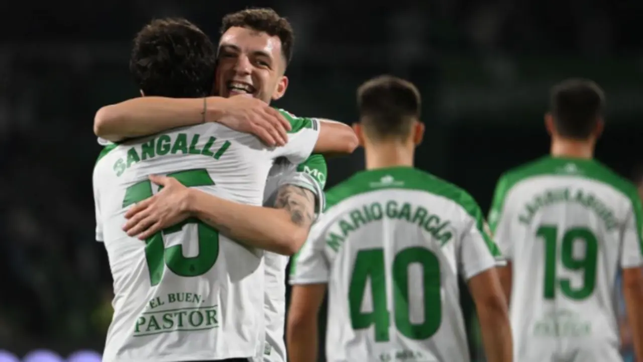 Marco Sangalli celebra el gol con su compa&ntilde;ero de equipo en el partido ante el Burgos en el Sardinero. / A.E.