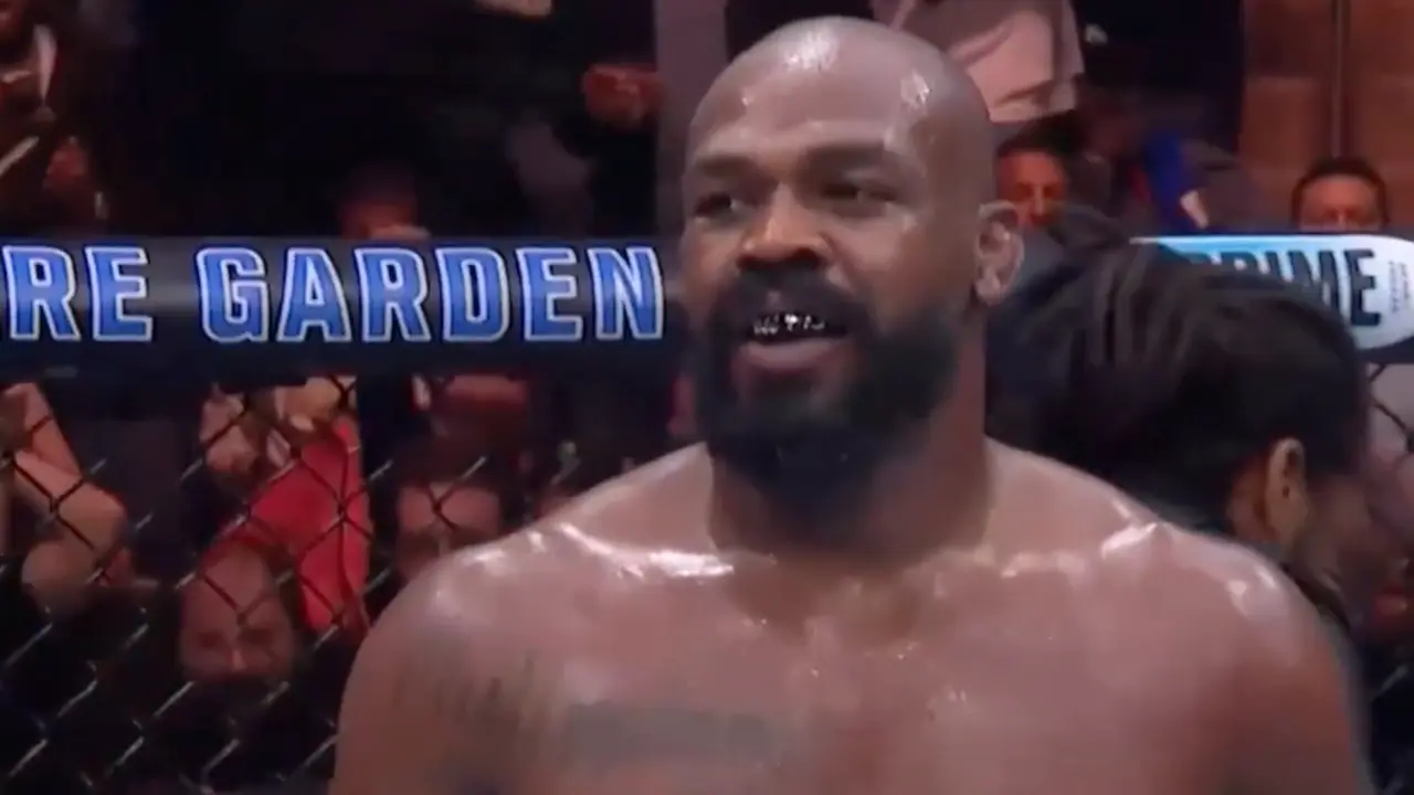 Jon Jones conserva su t&iacute;tulo de peso pesado y acaba de despachar a uno de los mejores que jam&aacute;s haya competido en la divisi&oacute;n de manera devastadora.