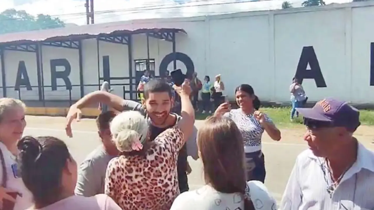 Uno de los 70 liberados por el r&eacute;gimen de Maduro saliendo de la c&aacute;rcel de Tocor&oacute;n abraza a sus familiares. / Red social x