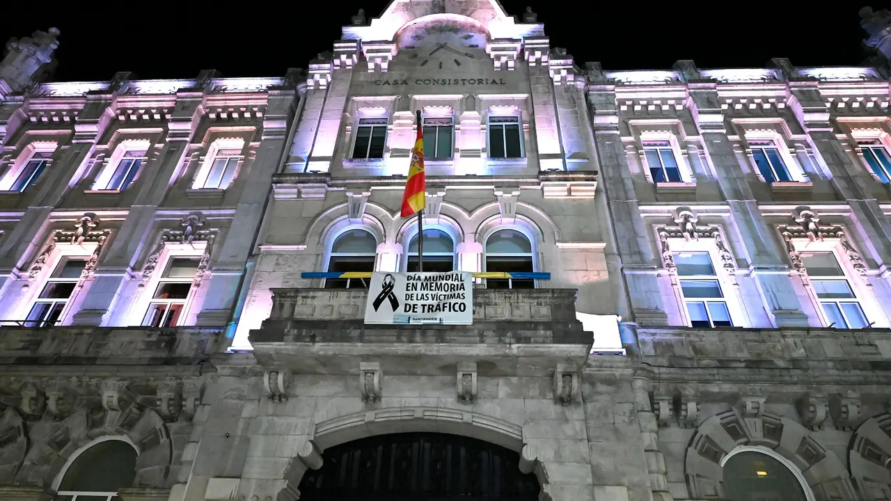 El Ayuntamiento colg&oacute; un cartel en memoria de las v&iacute;ctimas de los accidentes de trafico. / Alerta