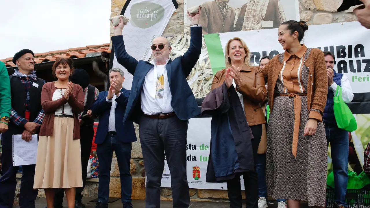 El actor Antonio Resines con los brazos en alto al recibir el reconocimiento, y a su lado, la consejera de Desarrollo Rural, Ganader&iacute;a, Pesca y Alimentaci&oacute;n, Mar&iacute;a Jes&uacute;s Susinos. / Alerta