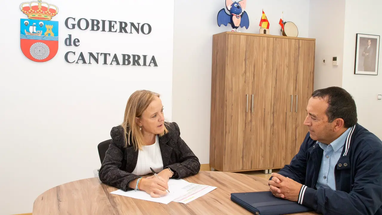 La consejera Isabel Urrutia junto al alcalde de Molledo. / Alerta