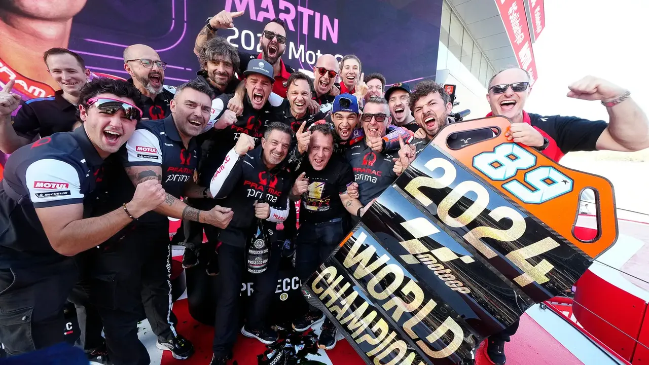 Jorge Mart&iacute;n celebra el Mundial con su equipo. / MotoGP