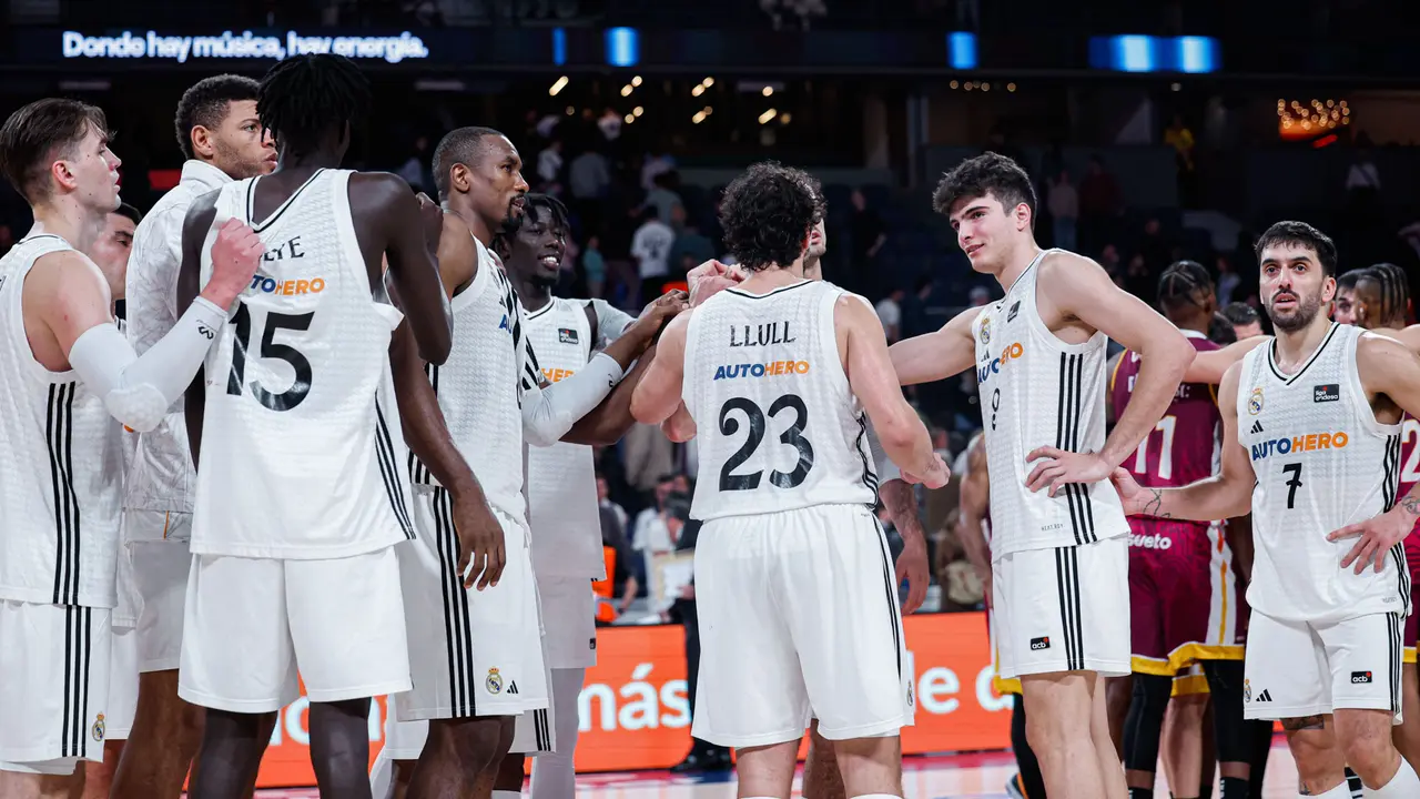Los jugadores del Real Madrid durante el partido ante el Lleida. / RMBaloncesto