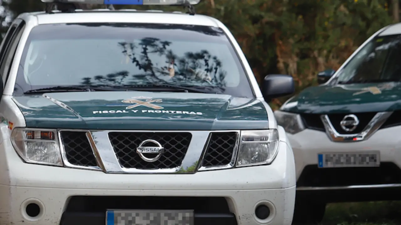 Dos coches de Guardia Civil. / EP