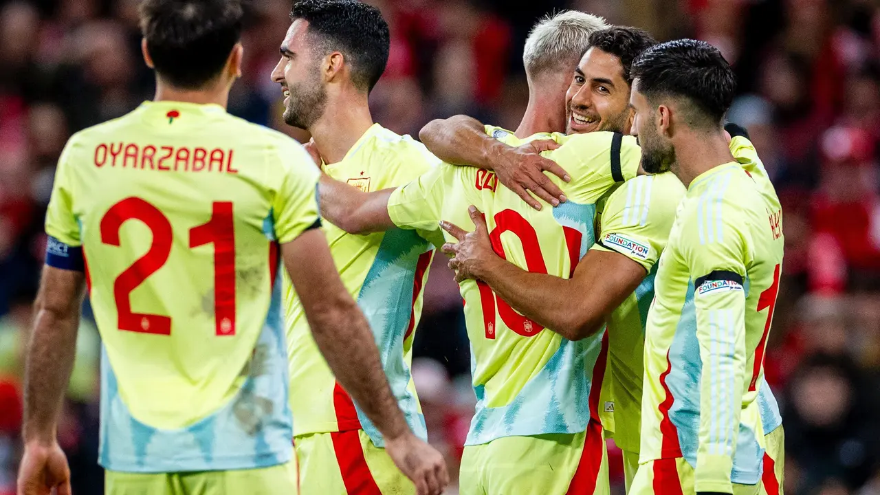 Los jugadores de la Selecci&oacute;n se abrazan tras un gol ante Dinamarca. / SEFutbol