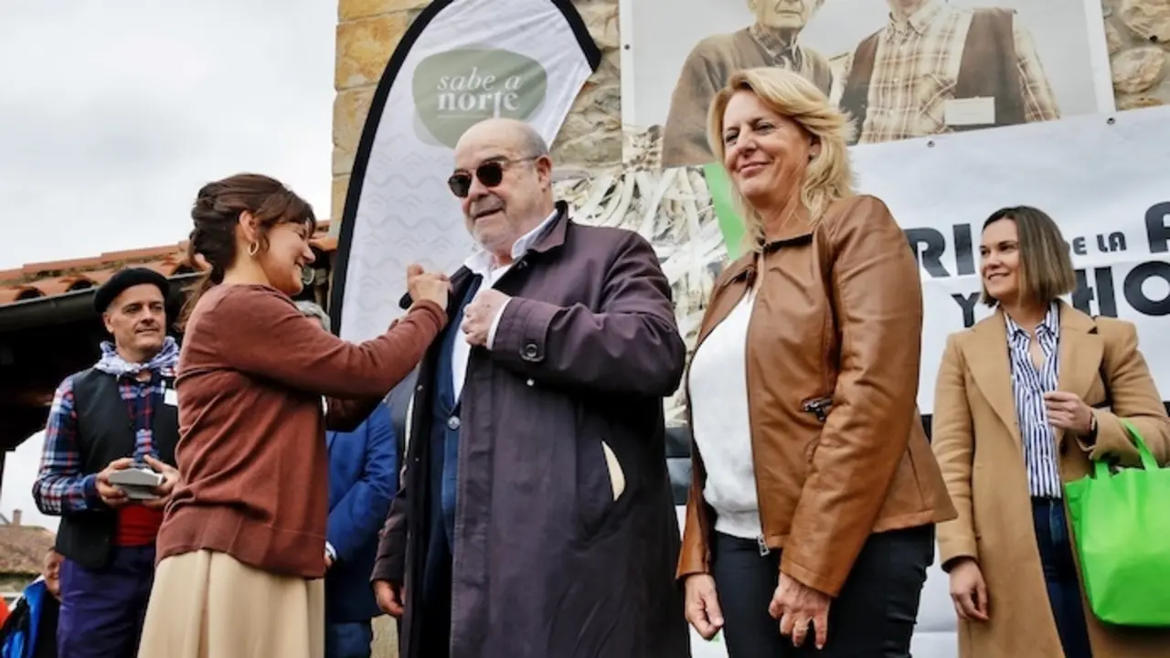 El actor Antonio Resines mientras recibe el reconocimiento como &lsquo;Alubiero mayor&rsquo; junto a la consejera de Desarollo Rural, Mar&iacute;a Jes&uacute;s Susinos. / ALerta