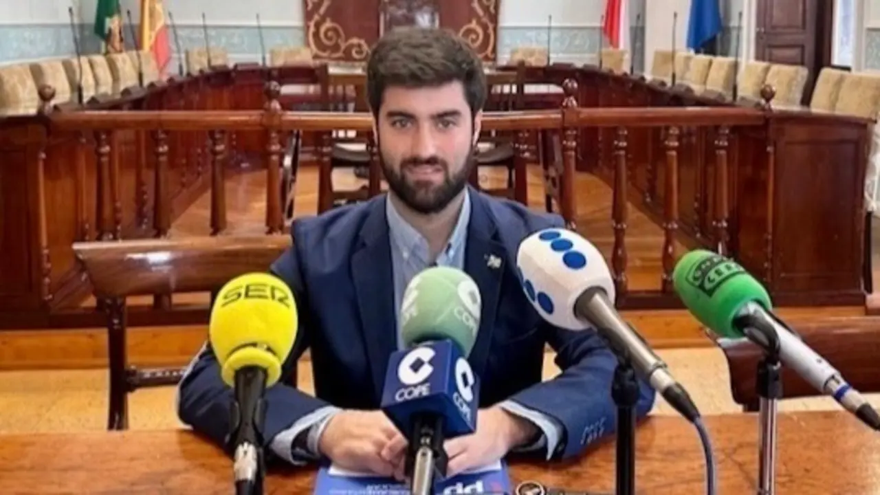 El portavoz del Grupo Municipal del PP de Castro Urdiales, Cristian Antu&ntilde;ano, en rueda de prensa. / Alerta