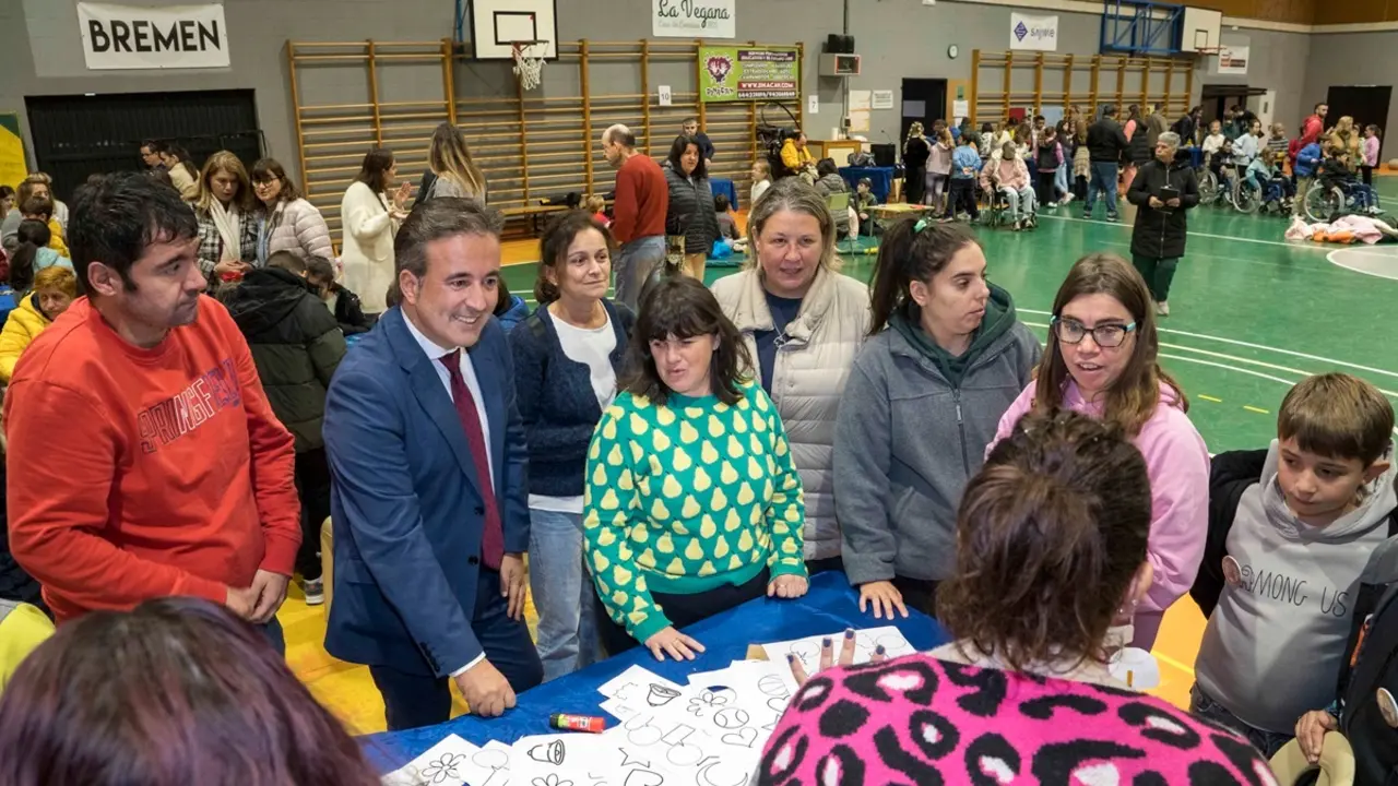 El alcalde de Camargo junto a varios j&oacute;venes. / Alerta