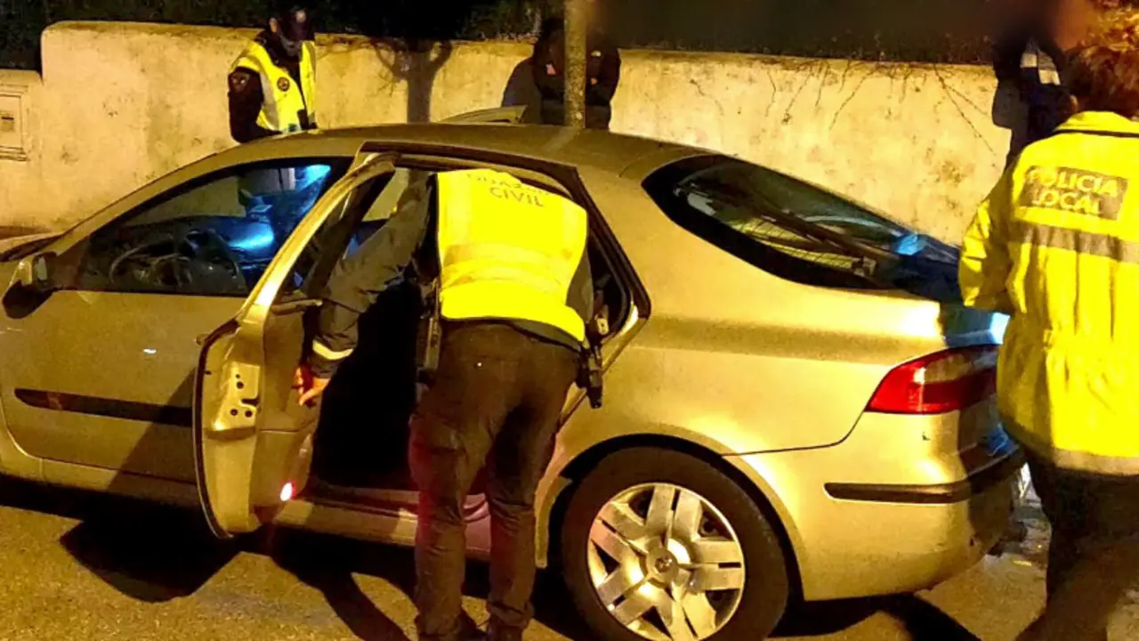 Agentes de la Guardia Civil durante un control preventivo de tr&aacute;fico en el que se detuvo a dos hombres, de 30 y 31 a&ntilde;os, por presunto tr&aacute;fico de drogas tras hallar sustancias estupefacientes en su veh&iacute;culo. / X