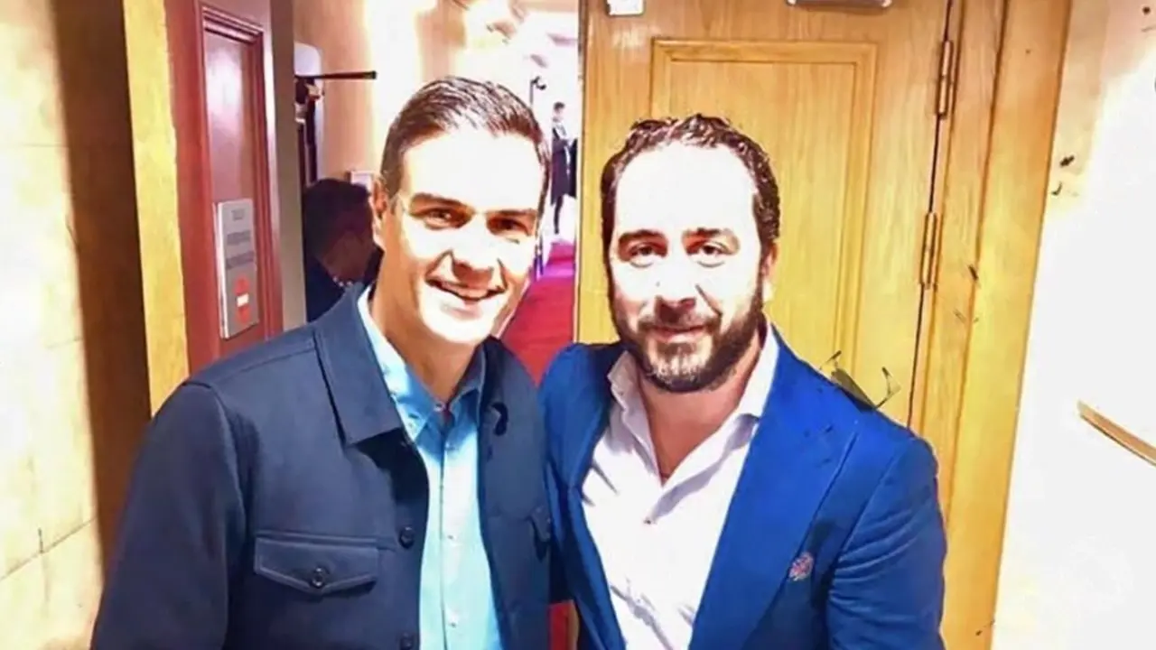 El presidente del Gobierno, Pedro S&aacute;nchez, junto a V&iacute;ctor de Aldama. Foto El Mundo