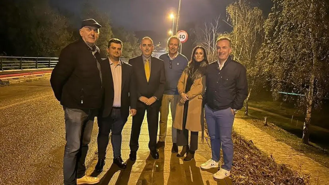El consejero de Fomento, Roberto Media junto varios miembros del PP. / Alerta