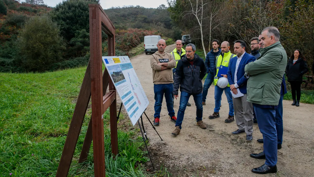 El consejero de Fomento, Roberto Media, durante el inicio de los trabajos de restauraci&oacute;n y recuperaci&oacute;n de terrenos en el monte La Picota. / Alerta