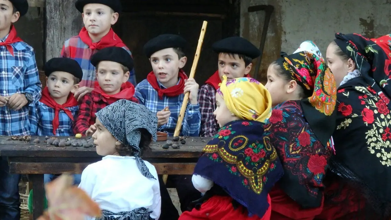 Varios ni&ntilde;os en las actividades tradicionales. / Alerta